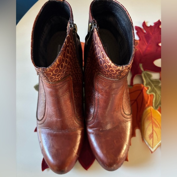 L’Artiste Spring Step 😎 PARFUM Leather Embellished Bootie Sz 9 - Picture 1 of 6
